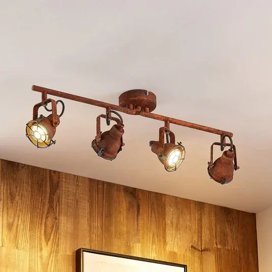 Novità Lindby, faretto da soffitto Scabra, 63 cm, marrone ruggine, a 4 luci, metallo