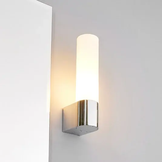 Sconto Luce da specchio Lindby Melike, 27 cm, cromo, IP44, presa di corrente