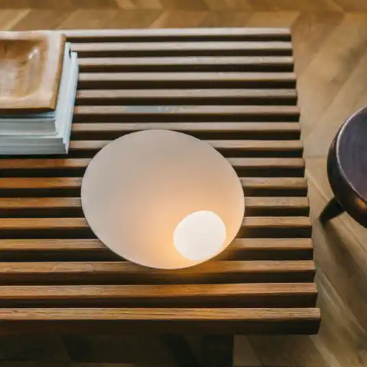 Vibia Musa 7402 lampada da tavolo LED orizzontale, taupe Nuovo Arrivo