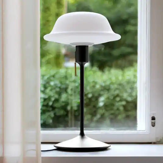 Subito Disponibile UMAGE Butler lampada da tavolo paralume in vetro, base nera