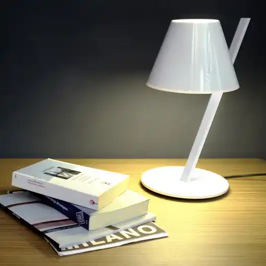 Lampada da tavolo bianca di design La Petite Professionale